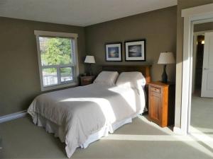 Un pat sau paturi într-o cameră la Vancouver Island Waterfront Resort