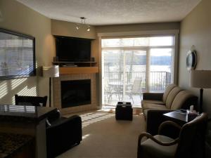 Un televizor și/sau centru de divertisment la Vancouver Island Waterfront Resort