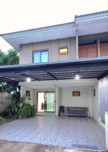 una casa con un patio e un divano di fronte di 3bdr House in Bangtao with Private Garden, Pet Friendly a Ban Pak Lak