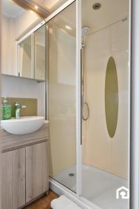 Ένα μπάνιο στο Vacant Nests Seton Sands kingsBarns Cabin +20 φωτογραφίες