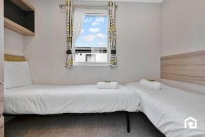 Ένα ή περισσότερα κρεβάτια σε δωμάτιο στο Vacant Nests Seton Sands kingsBarns Cabin