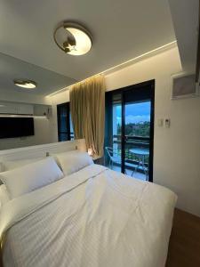 En eller flere senge i et værelse på Belle Maison in Pine Suites Tagaytay + 27 billeder