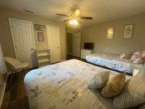 Кровать или кровати в номере Peaceful Cozy Apartment in the Heart of Valdosta