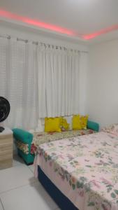 a bedroom with a bed with yellow pillows at Suíte com a melhor vista de Manaus in Manaus