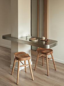 Kaoma Comfort Suites في تريكالا: طاولة مع كرسيين وطاولة مع طاولة وكراسي +22 صورة