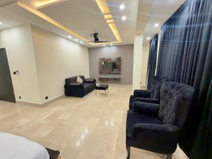 Χώρος καθιστικού στο Gateway Residency F-6 +33 φωτογραφίες