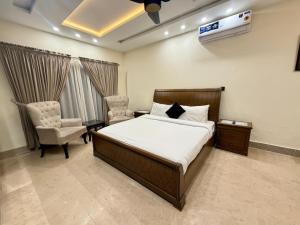 Ένα ή περισσότερα κρεβάτια σε δωμάτιο στο Gateway Residency F-6