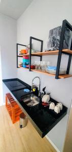 una cucina con un lavello e un piano di lavoro di Ap Umarizal a Belém Altre 8 foto