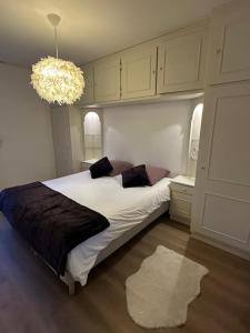 En eller flere senge i et værelse på Le Gîte au bord du Lac