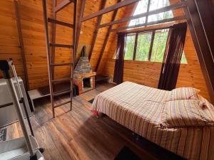 Una cama o camas en una habitación de Cabanas Villa Helena 142 fotos más