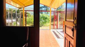 otwarte drzwi domu z widokiem na ganek w obiekcie Casa con vista a valle de Dota y zona cafetalera w mieście Santa María