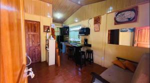 salon z kanapą i kuchnią w obiekcie Casa con vista a valle de Dota y zona cafetalera w mieście Santa María