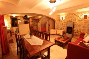 Una sala de estar con una mesa y un comedor. en Gite Domaine De La Bruge, en Saint-Remèze