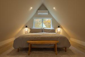 een slaapkamer met een bed en een raam bij The Ffern in Logan