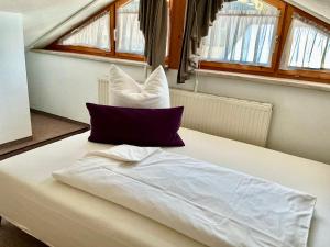 een bed met twee kussens erop bij Ferienwohnung Vesna & Alex in Elmen +21 foto's