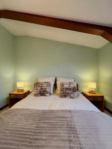 ein Schlafzimmer mit einem großen Bett mit zwei Lampen in der Unterkunft Domaine Wagenbourg à Soultzmatt in Soultzmatt