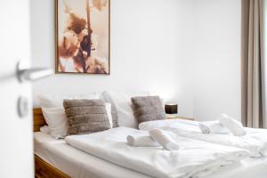 two white beds sitting next to each other in a room at TM Stays - NIVIS - Gemütliches Apartment mit Terrasse & Garten - Ruhe, Natur, Wandern, Ski in Medebach