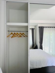 Giường trong phòng chung tại Sarona House 3