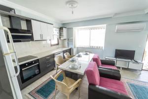 Η κουζίνα ή μικρή κουζίνα στο Villa Larisa