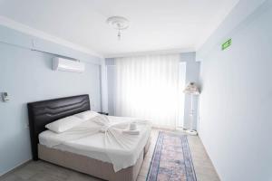 Ένα ή περισσότερα κρεβάτια σε δωμάτιο στο Villa Larisa