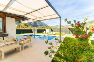 Πισίνα στο ή κοντά στο Villa Larisa +16 φωτογραφίες