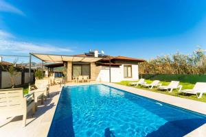 Πισίνα στο ή κοντά στο Villa Zara