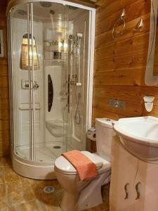 Ένα μπάνιο στο Finnish wooden suite for 2 people two levels