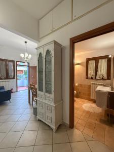 un soggiorno con una vetrina e un bagno di A casa di Greta a Prato