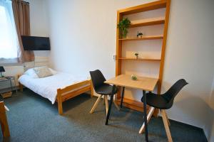 a room with a bed and a table and chairs at die GastHütte in Eisenhüttenstadt