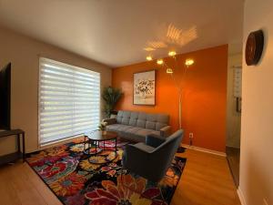 Χώρος καθιστικού στο Family Friendly 2BR upto 6 guests! With parking!