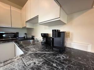 Η κουζίνα ή μικρή κουζίνα στο Family Friendly 2BR upto 6 guests! With parking! +22 φωτογραφίες