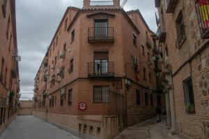 an alley with a brick building with a no parking sign at Toledo Downtown - Apartment for 6 in Toledo