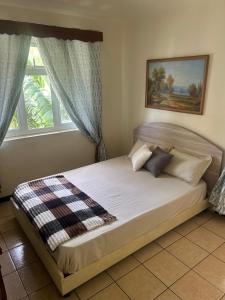 Postel nebo postele na pokoji v ubytování Greenyvilla + 12 fotografií