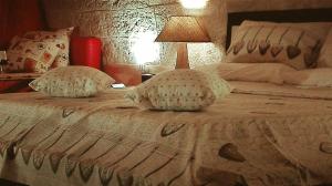 ポリニャーノ・ア・マーレにあるSuite Lady Homeのベッドルーム1室(枕2つ、ランプ付)
