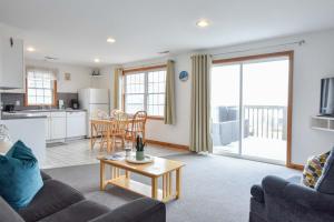 Η κουζίνα ή μικρή κουζίνα στο 12217 - Beautiful Views of Cape Cod Bay Access to Private Beach Easy Access to P-Town
