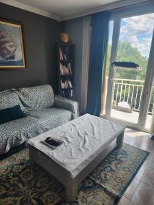 O zonă de relaxare la Chambre dans Spacieux appartement