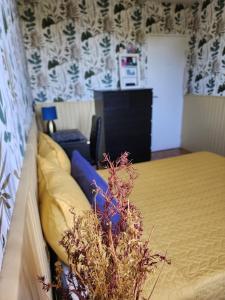 Un pat sau paturi într-o cameră la Chambre dans Spacieux appartement