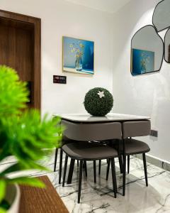 Fotografie z fotogalerie ubytování Spacious 3BR Garki Apartment Near Hospital Aso Rock v destinaci Abudža