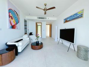 een woonkamer met een bank en een flatscreen-tv bij Mountain Top Villa in Bophut 