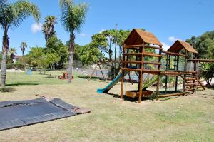 un parco giochi con uno scivolo e una struttura ludica di Modern self-catering apartment in a secure estate a Plettenberg Bay