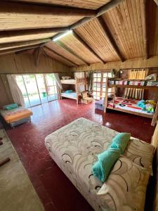 Chalet Lago Calima - Piscina Natural y Jacuzzi في كاليما: غرفة بسرير في منتصف الغرفة +33 صورة