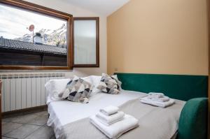 VivimiHome - Rifugio Genzianella في سان دومينيكو: غرفة نوم بها سرير مع مناشف عليه +154 صورة