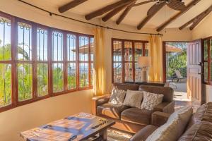 una sala de estar con un sofá y una mesa en Casa Sonora - Ocean View, en Carrillo