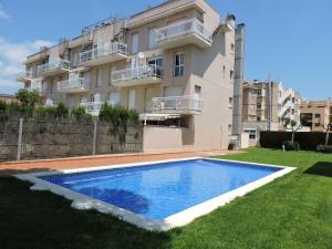 Lcd - Barcelona في ميامي بلاتجا: حمام سباحة أمام مبنى