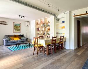 ein Esszimmer und ein Wohnzimmer mit Tisch und Stühlen in der Unterkunft Loft Évasion aux Portes de Paris in Bagnolet