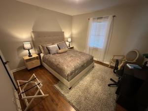 Postel nebo postele na pokoji v ubytování Firepit + Private Yard • Walk to Perkerson Park