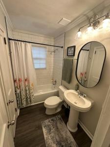 Koupelna v ubytování Firepit + Private Yard • Walk to Perkerson Park