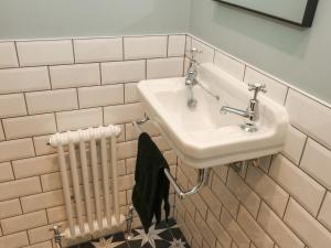 Et badeværelse på Fairfield House + 37 billeder