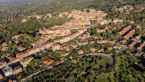 Γενική άποψη της πόλης Castagneto Carducci ή θέα της πόλης από  αυτός ο ξενώνας