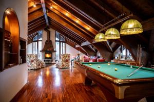 VivimiHome - Rifugio Genzianella في سان دومينيكو: طاولة بلياردو في منتصف الغرفة